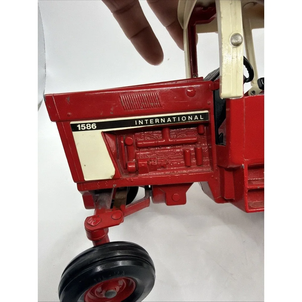 Vintage 1/16 Ertl International harvester 1586‎ diecast w/frontend tractor.